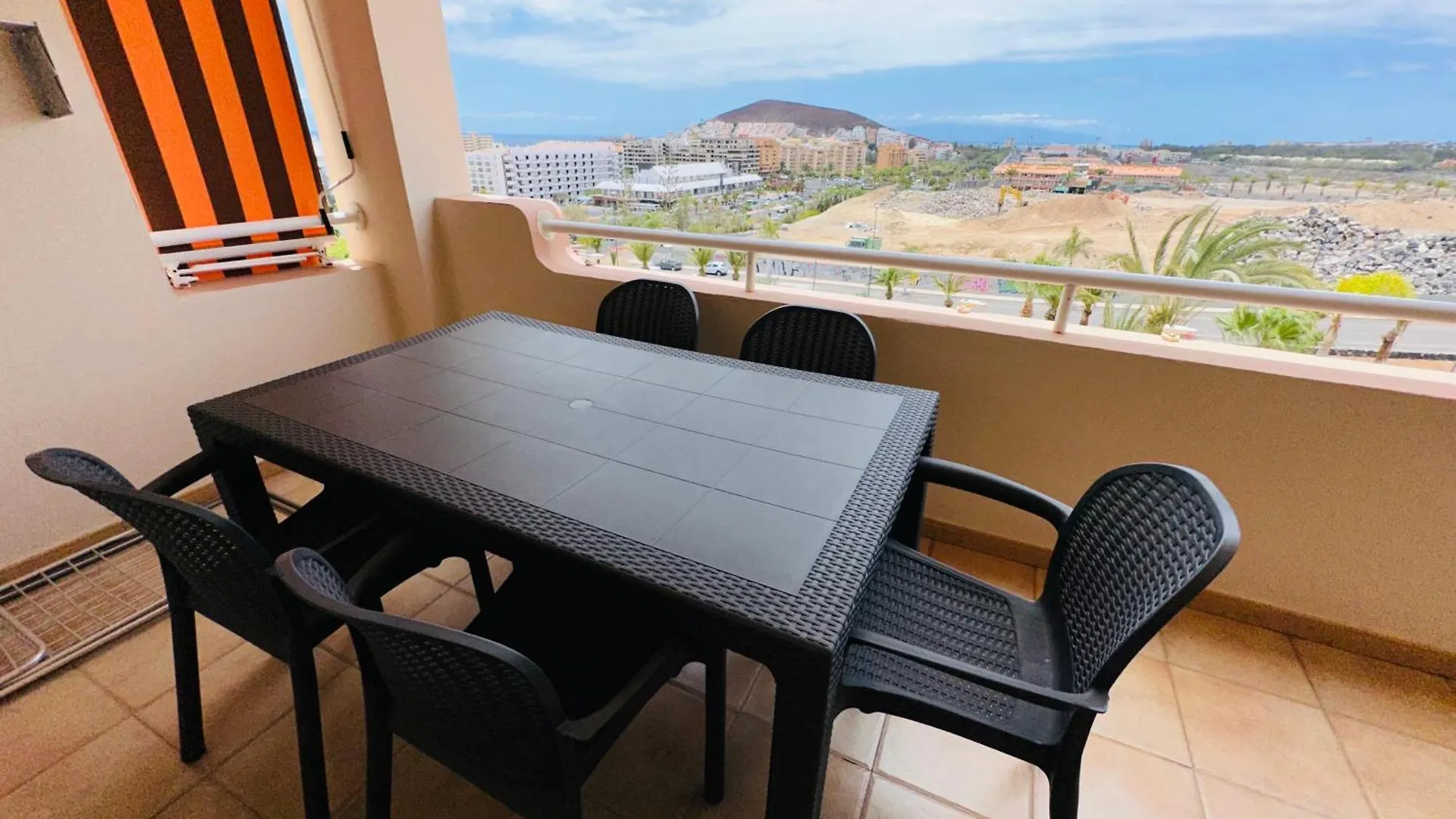 Apartment 3 Bedrooms Los Cristianos Communal Pool Free Wifi